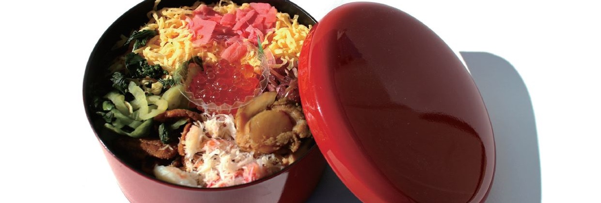 rote Lackschale mit japanischem Essen und Deckel