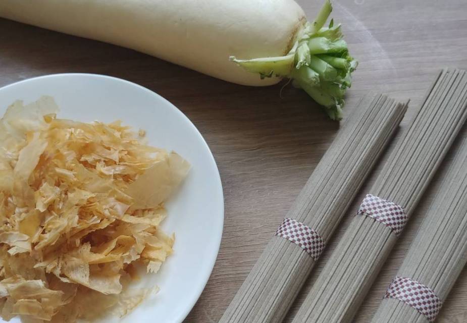 Zutaten für Oroshi Soba: Soba, Katsuo-Bushi und Daikon-Rettich