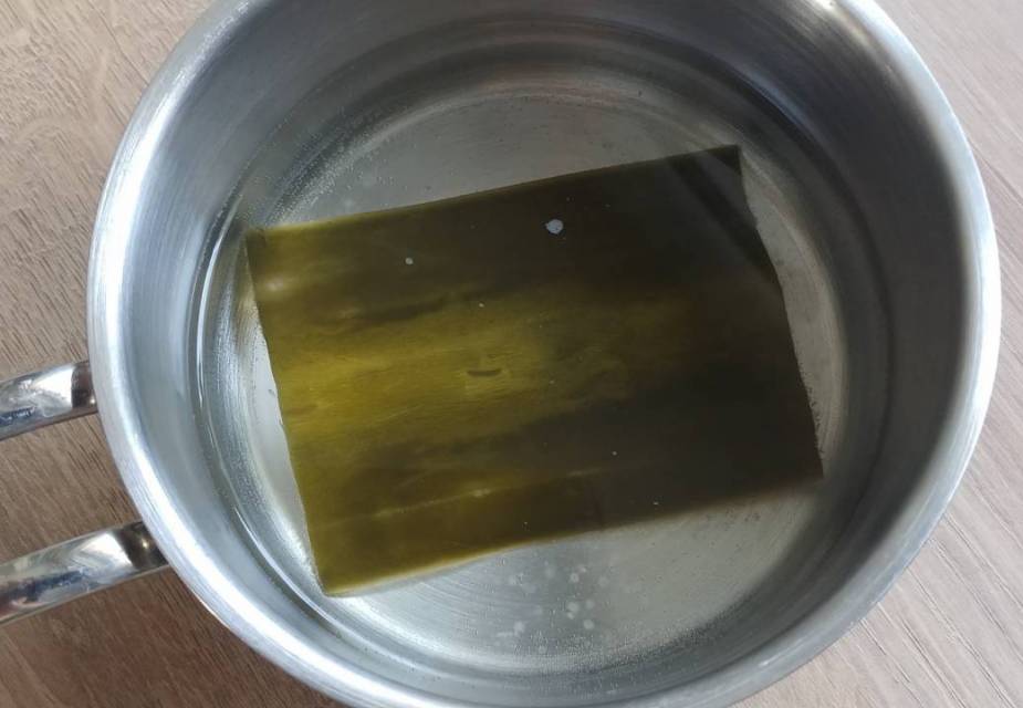 Kombu in einem Topf mit Wasser