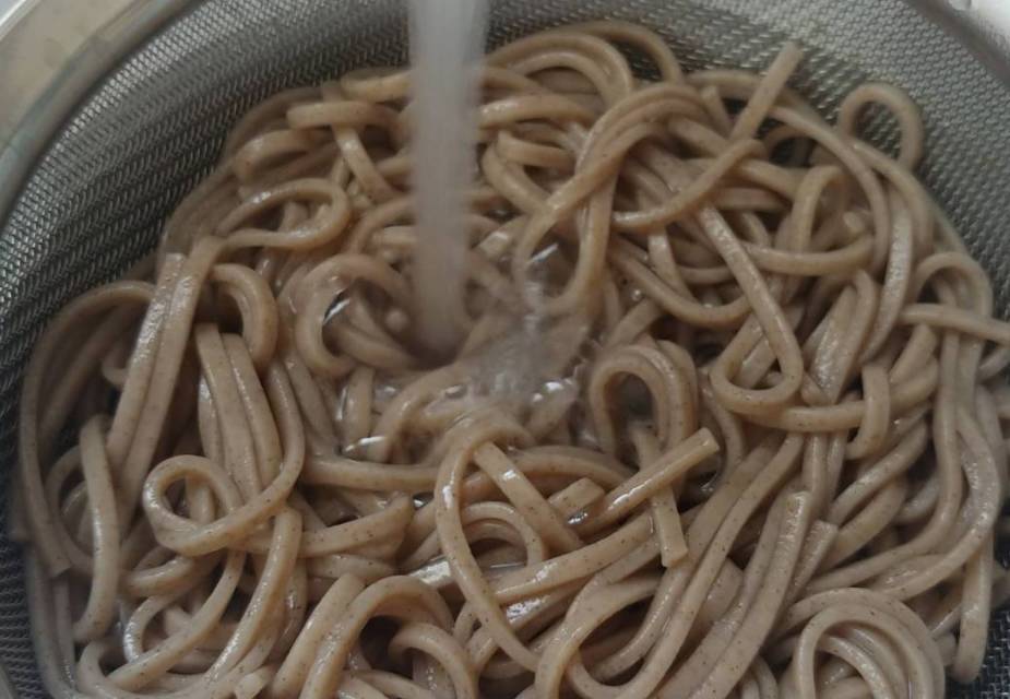 Soba abgießen und mit kaltem Wasser abwaschen