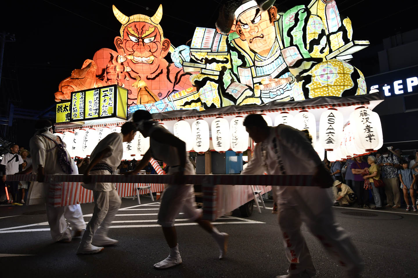 Männer tragen einen Schrein bei einer Parade in Japan