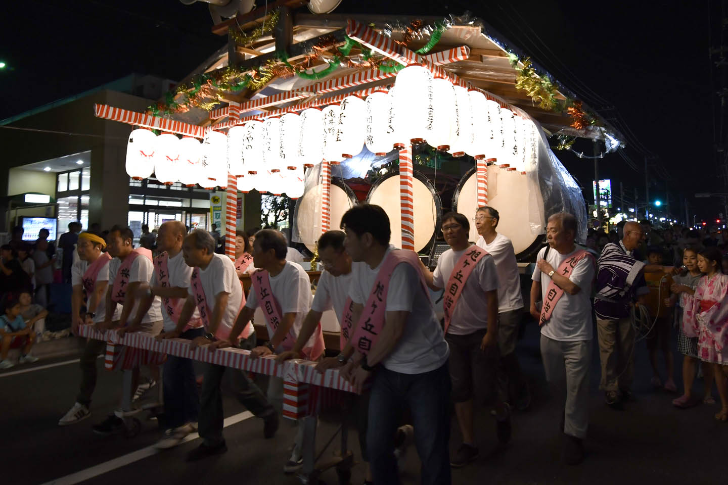 Männer tragen einen Schrein bei einer Parade in Japan