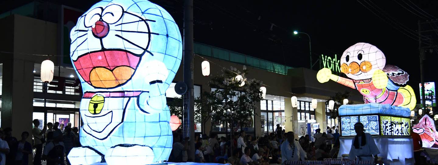 leuchtende Figuren bei einer Nebuta Matsuri Parade