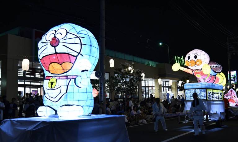 leuchtende Figuren bei einer Nebuta Matsuri Parade