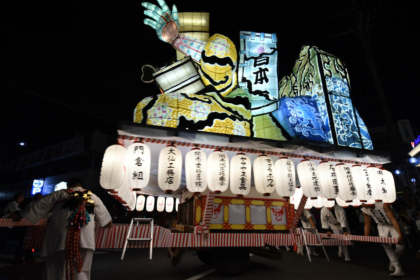 Männer tragen einen Schrein bei einer Parade in Japan