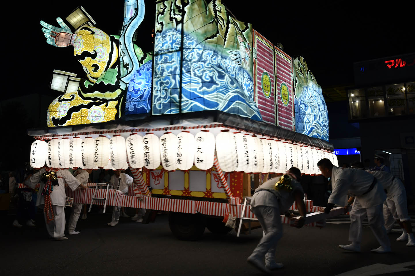 Männer tragen einen Schrein bei einer Parade in Japan