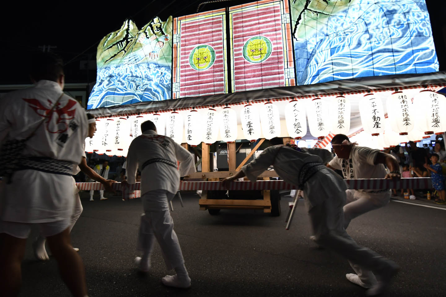 Männer tragen einen Schrein bei einer Parade in Japan