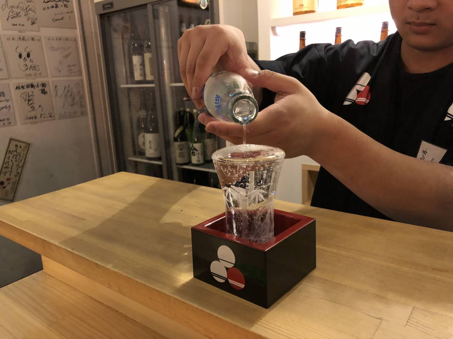 Japanischer Alkohol wird in ein Glas gegossen