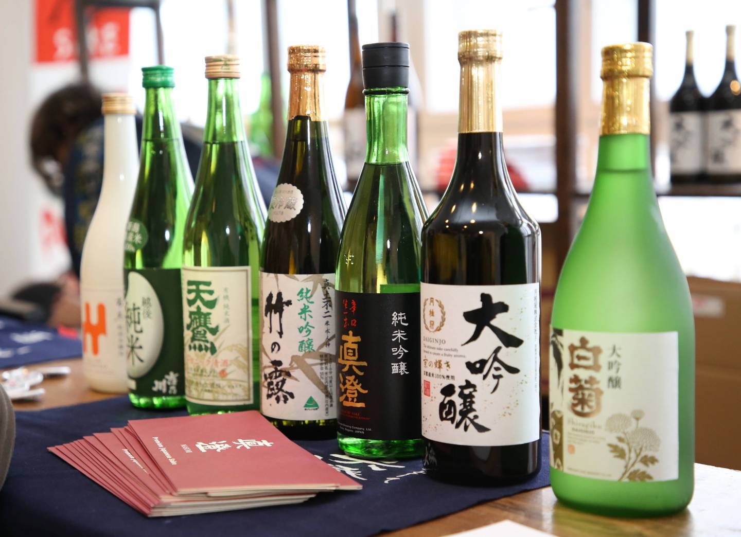 verschiedene Sake-Flaschen