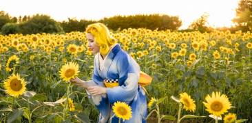 Anji Salz in einem Sonnenblumenfeld