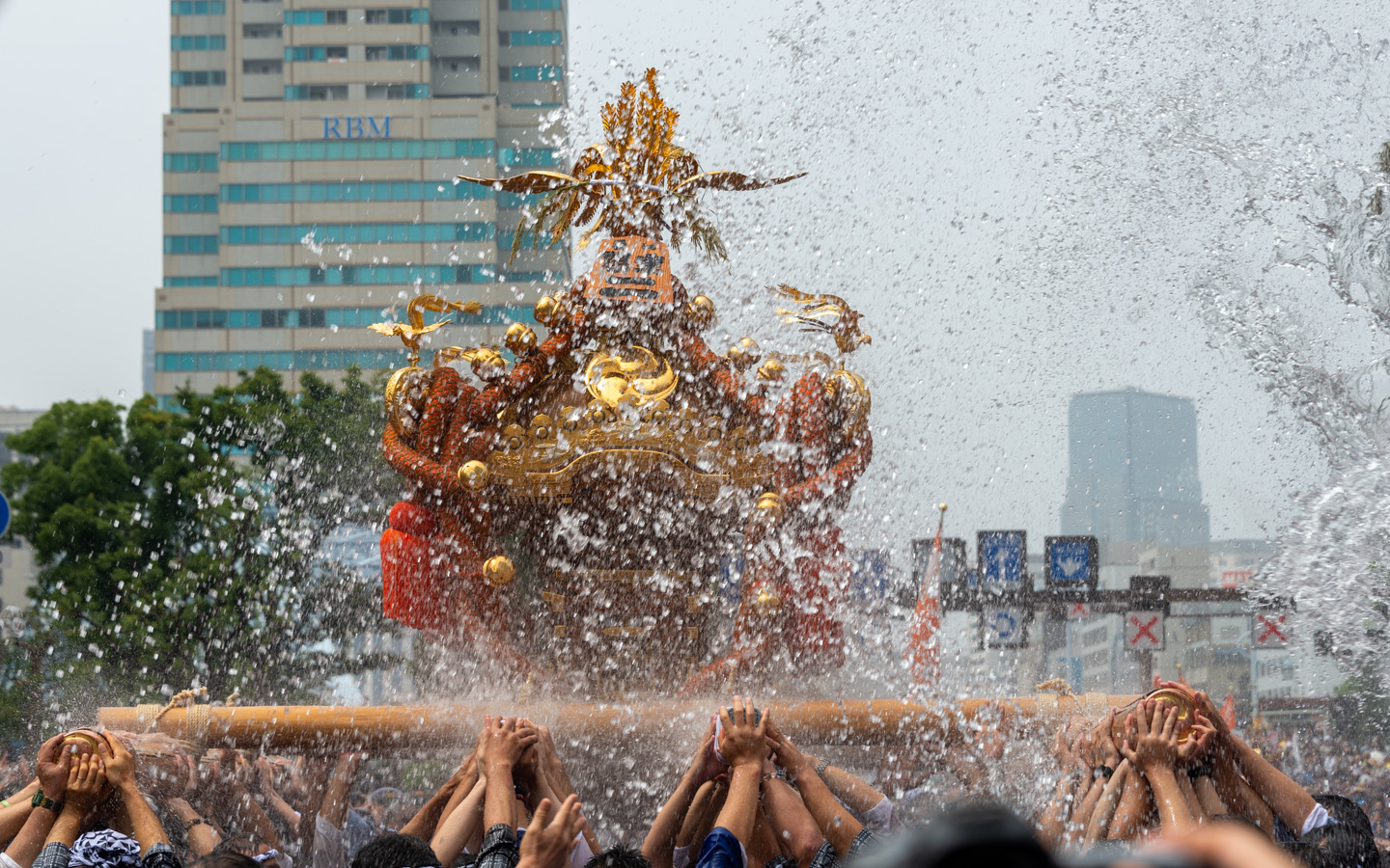 Eine Schreinparade beim Fukagawa Hachiman Matsuri