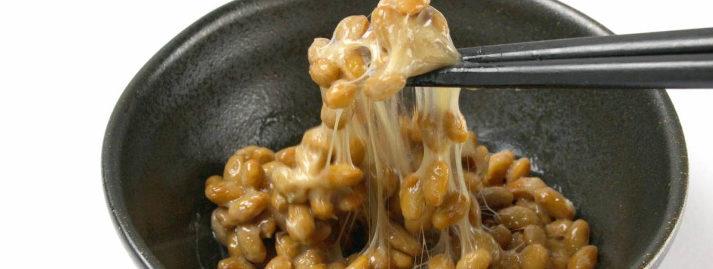 Ein Schüssel mit fadenziehendem Natto