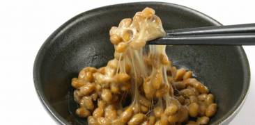 Ein Schüssel mit fadenziehendem Natto