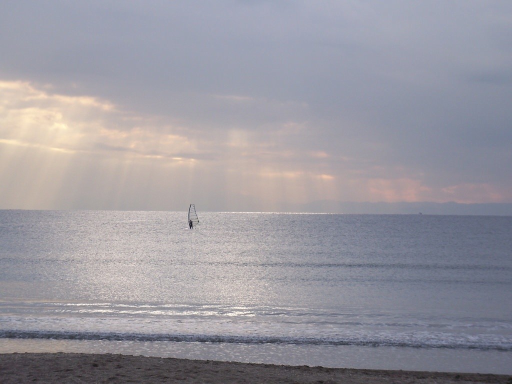 ein Windsurfer auf dem Meer