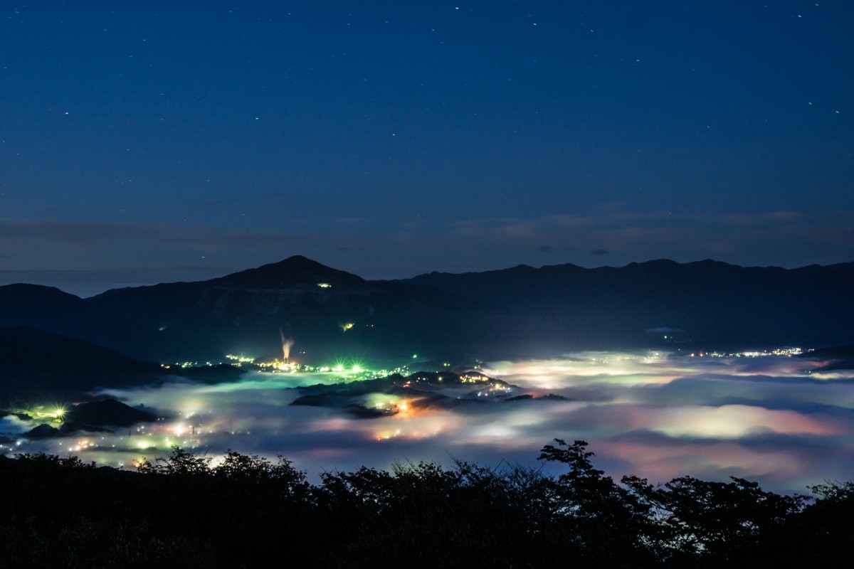 Blick auf Wolkenmeer über Chichibu bei Nacht