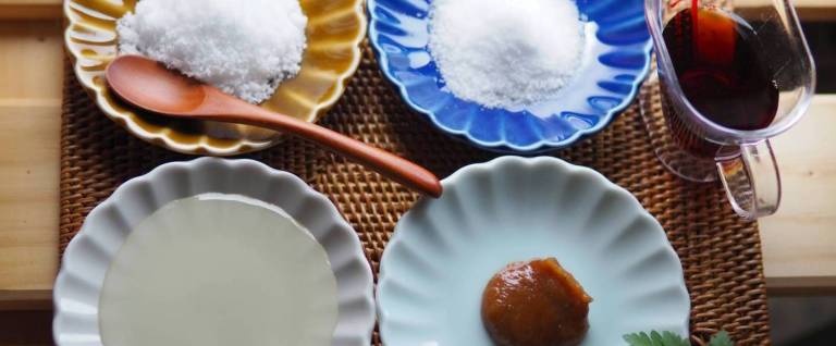 Grundgewürze der japanischen Küche: Zucker, Salz, Essig, Sojasauce und Miso