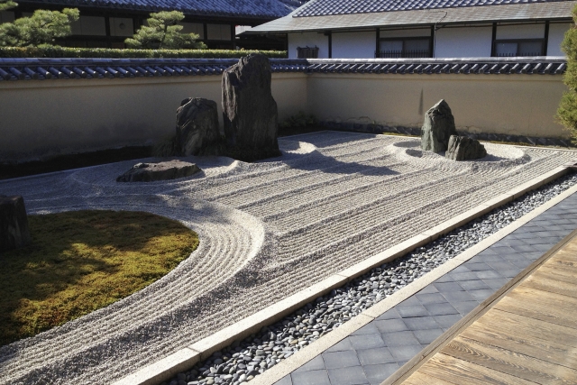 japanischer Steingarten mit Felsen, Kies und Moos