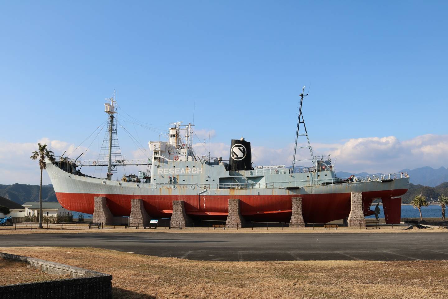 Ein Forschungsschiff am Hafen