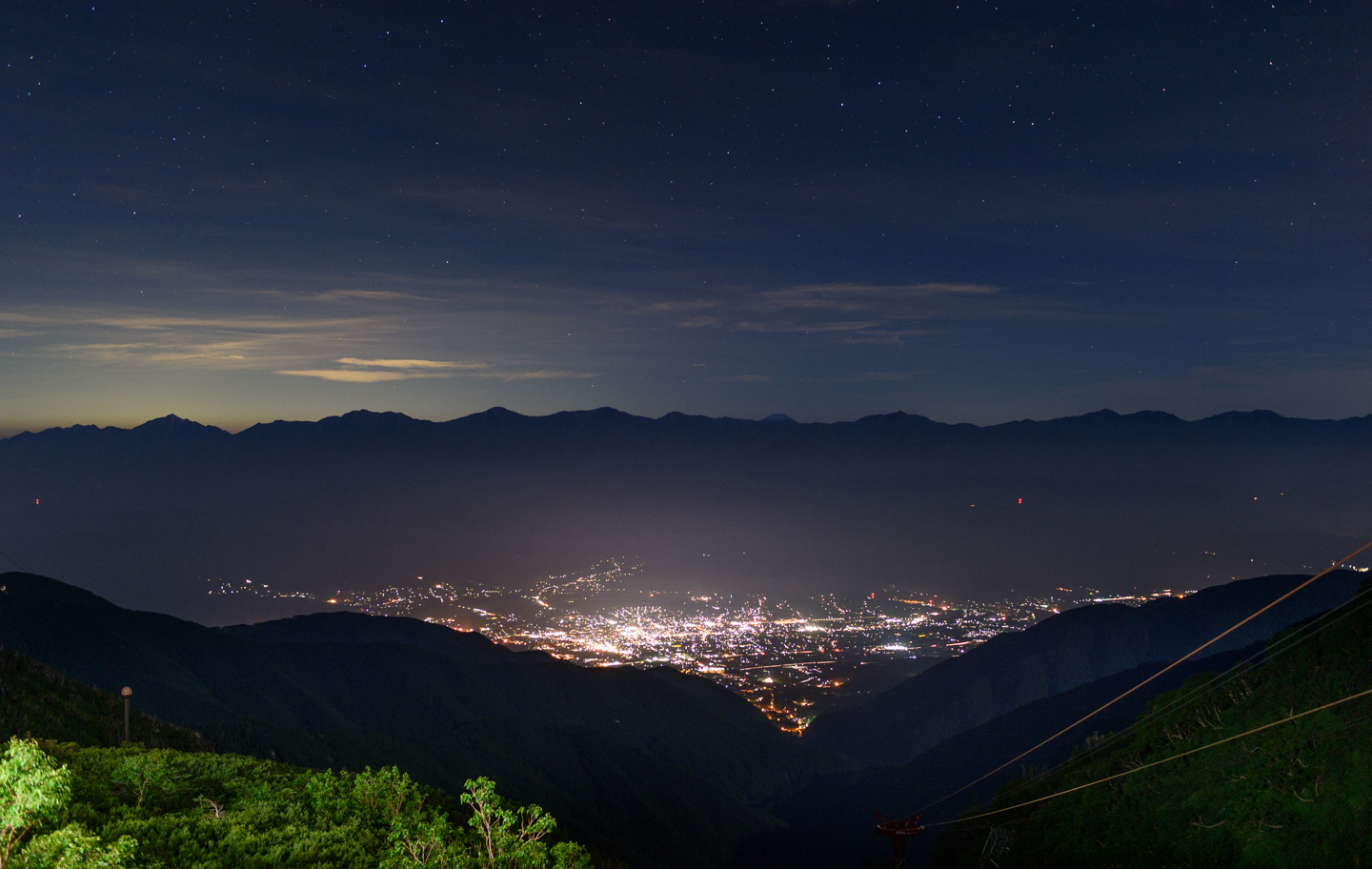 Nächtliches Panorama vom Senjōjiki-Kessel aus, Statdlichter leuchten im Tal