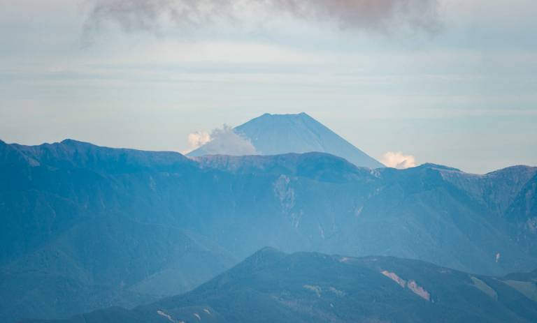 Japanische Alpen mit Fuji im Hintergrund