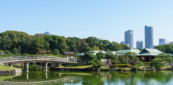 japanischer garten vor wolkenkratzern