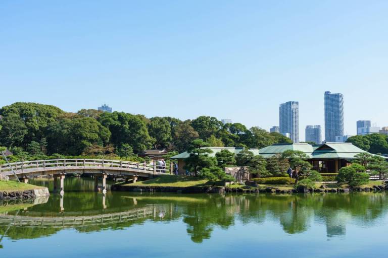 japanischer garten vor wolkenkratzern