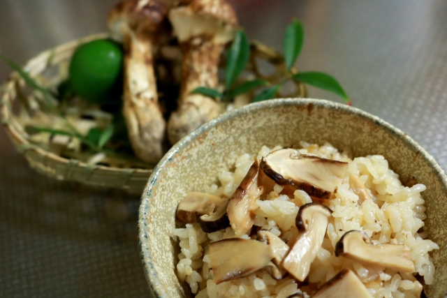 matsutake gohan: Reis mit Matsutake-Pilzen