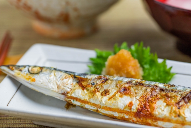 sanma no shioyaki: grillter Makrelenhecht