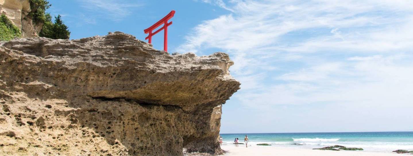 Torii an der Küste von Shizuoka