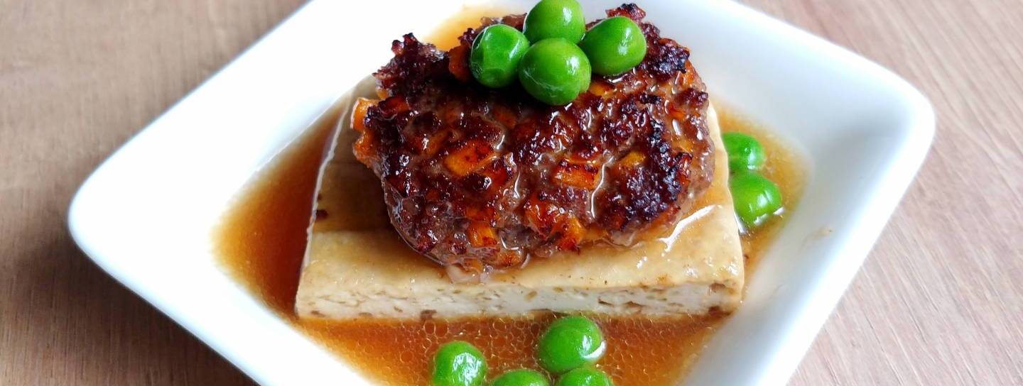Hackfleisch auf Tofu mit Erbsen