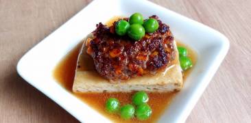 Hackfleisch auf Tofu mit Erbsen