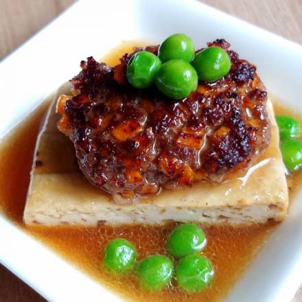 Hackfleisch auf Tofu mit Erbsen