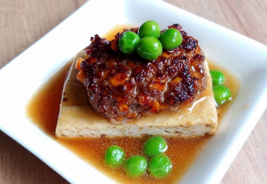 Hackfleisch auf Tofu mit Erbsen