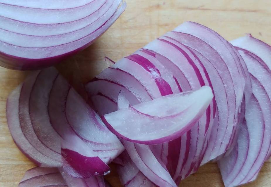 in Streifen geschnittene rote Zwiebeln