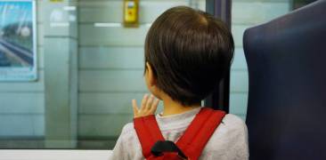 Kind mit Rucksack in Japan