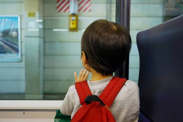 Kind mit Rucksack in Japan
