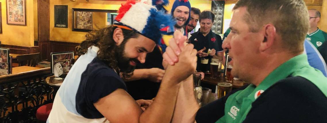 Französische & irische Rugbynationalspieler beim Armdrücken