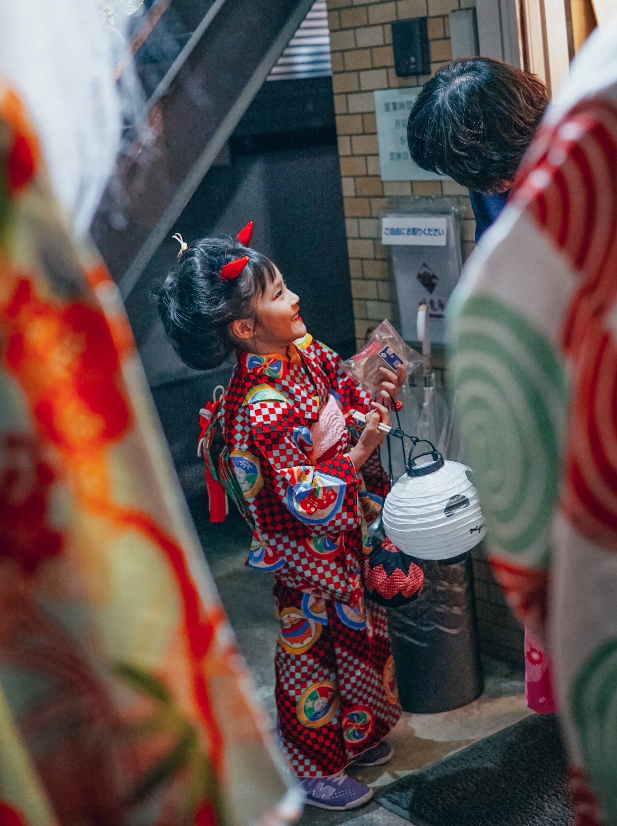 Halloween im Kimono: Kind beim Süßigkeiten sammeln.