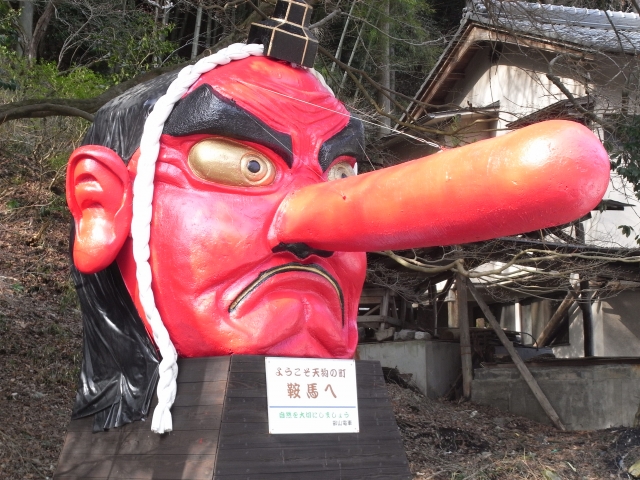 Statue eines Tengu-Kopfes