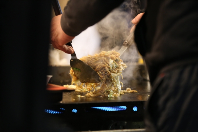 Yakisoba, das auf dem Teppan-Grill zubereitet wird