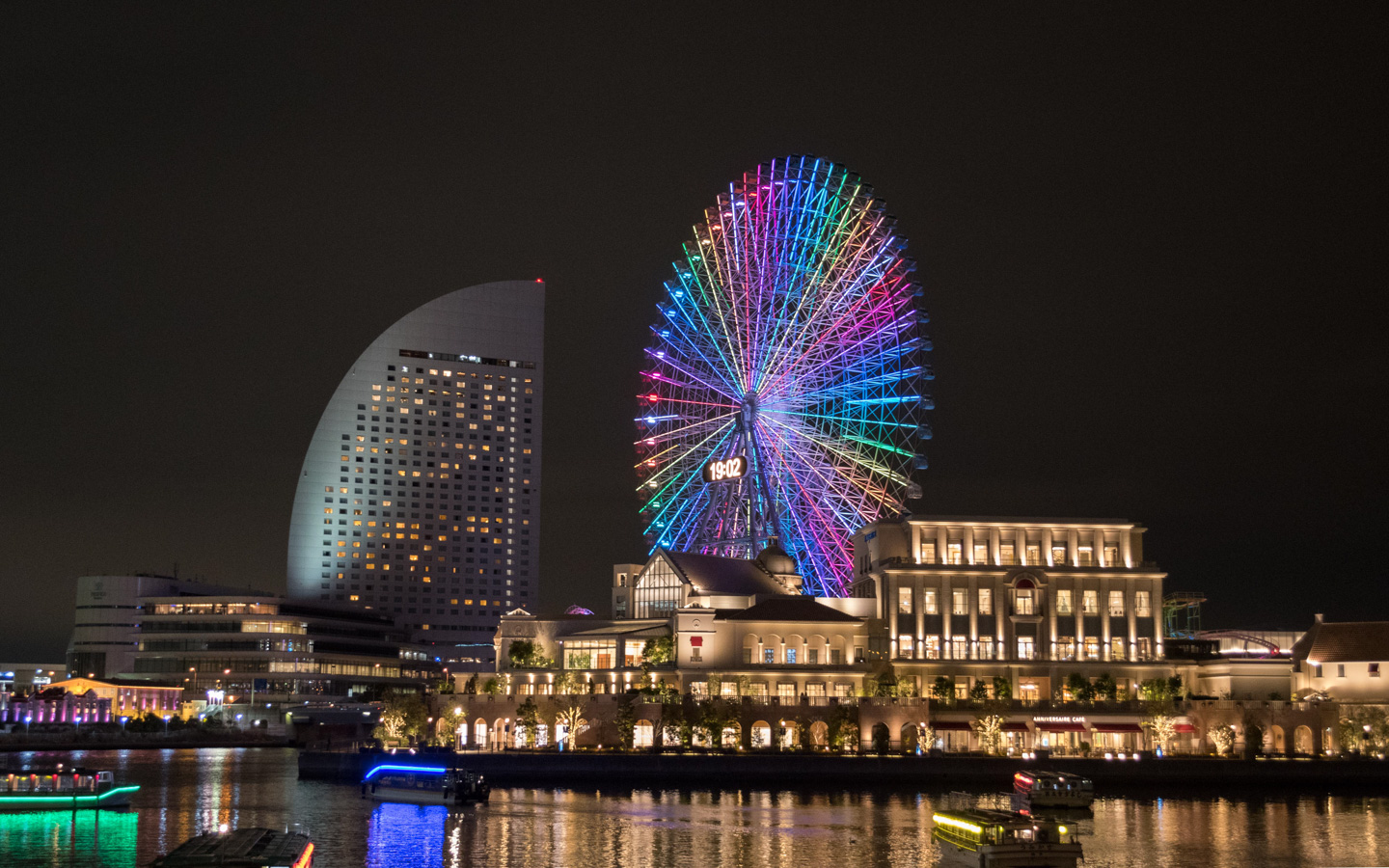 Yokohama Grand Intercontinental Hotel und Riesenrad bei Nacht