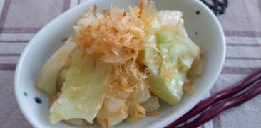 Warmer Kohlsalat mit Miso-Dressing