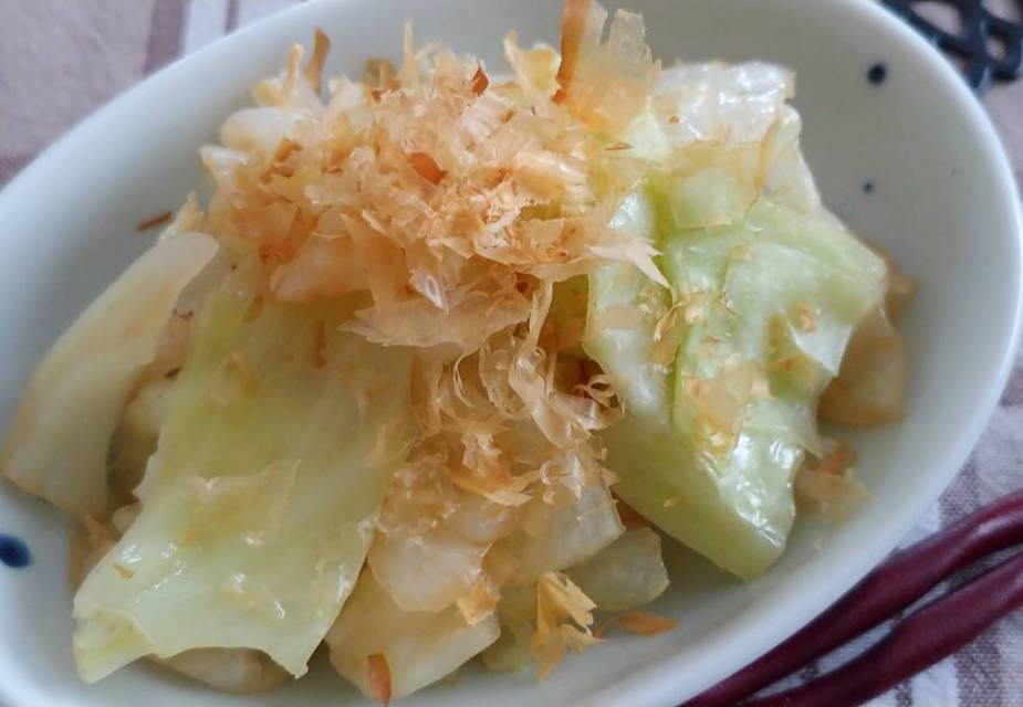 Warmer Kohlsalat mit Miso-Dressing