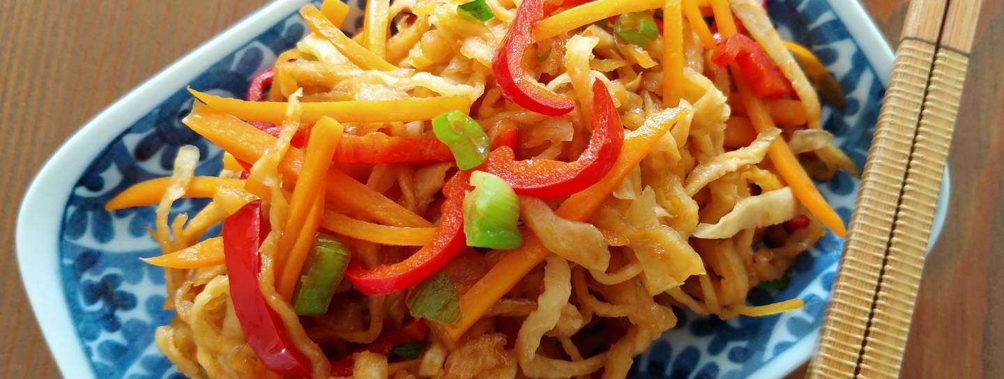 Kiriboshi Daikon aus der Pfanne: bunte Gemüsebeilage mit Trockenrettich