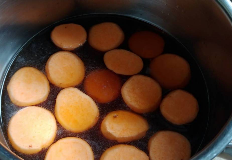Süßkartoffelscheiben in Sauce kochen
