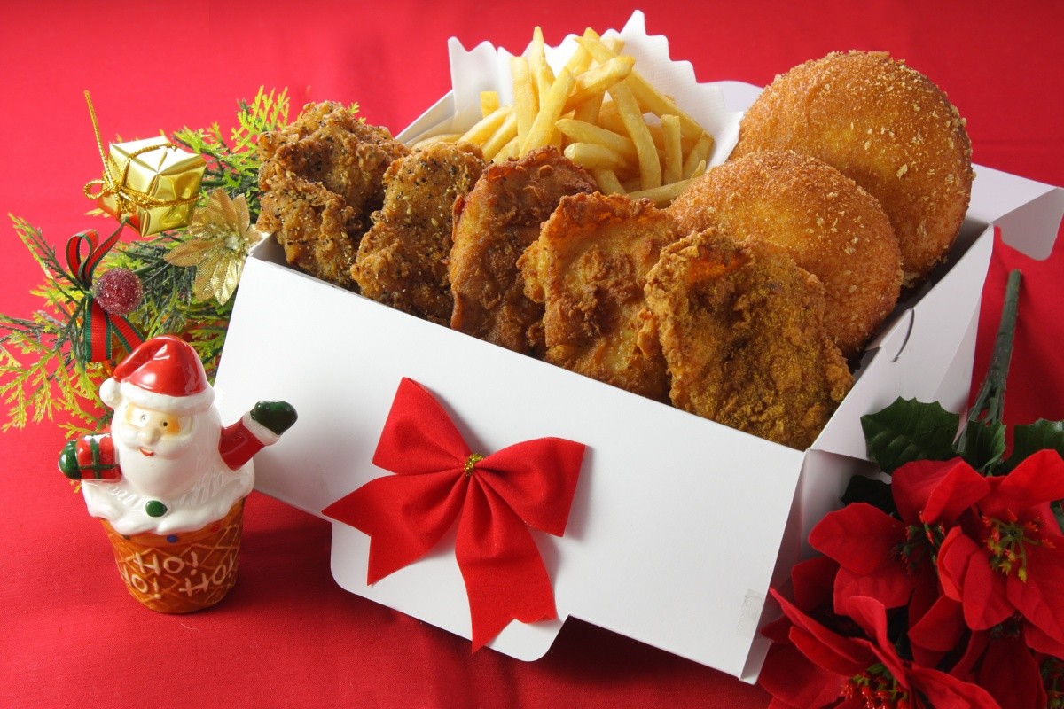 Box mit frittiertem Hähnchen und Weihnachtsdekoration