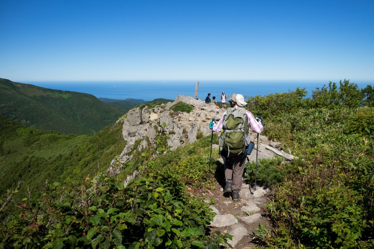 Wanderer auf dem Berg Shakotan von hinten