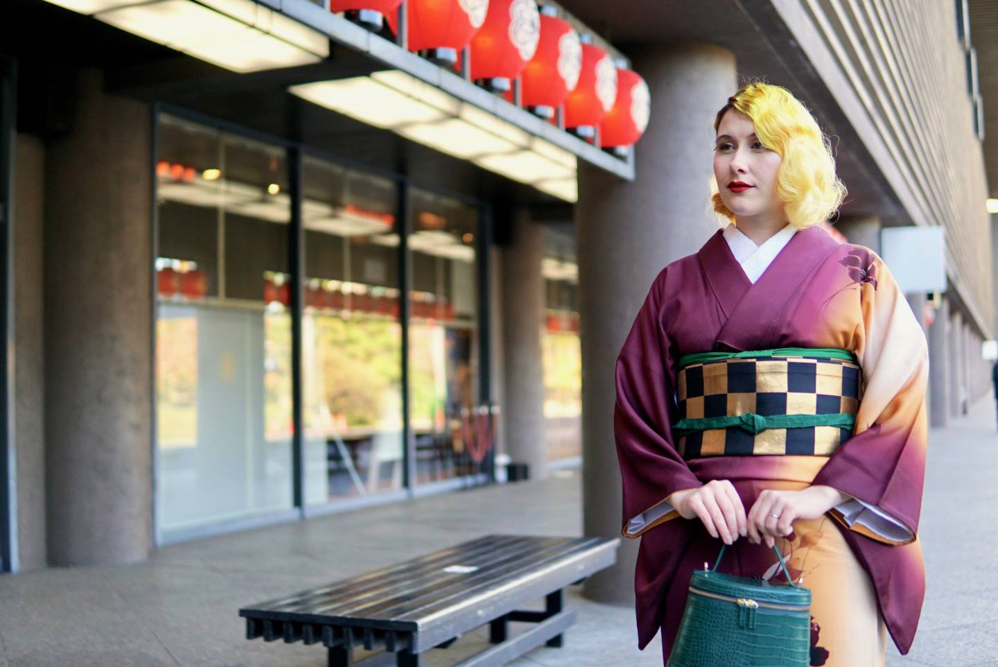 Anji Salz im Kimono vor dem Nationaltheater Japan