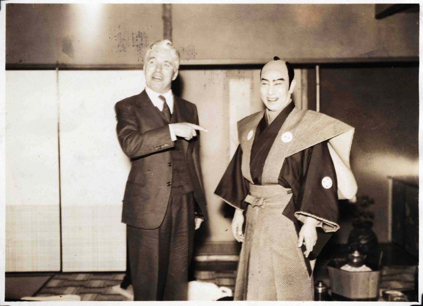 Charlie Chaplin mit Kabuki-Schauspieler Nakamura Kichiemon I.