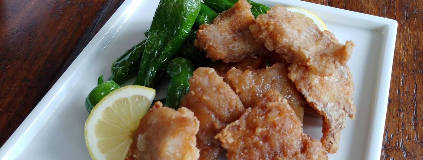 Frittierte Fischhäppchen in japanischer Marinade, mit Pimentos